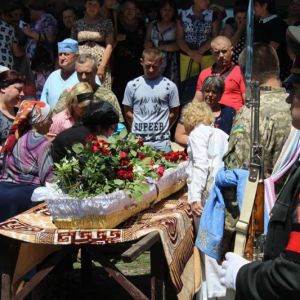 Жители Окнянского района на коленях прощались с погибшей в АТО 23-летней военнослужащей