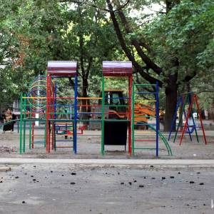 В Измаиле во дворах "Юбилейного" построят альтанку для шахматистов, ведется реконструкция детских площадок, утепляются фасады домов, идет замена уличного освещения на LED фонари (ВИДЕО)