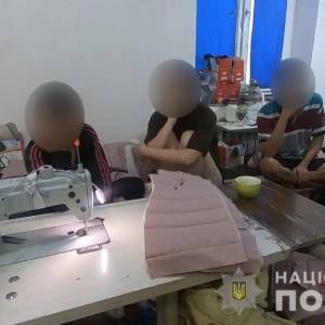 Незаконный цех с нелегалами: в Одесской области задержали десять азиатов шьющих одежду в подпольном цеху (ВИДЕО)