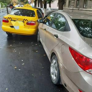 В Измаиле на проспекте таксист въехал в припаркованное авто