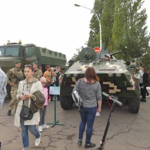Военная мощь и сила творчества: в Измаиле, на набережной Луки Капикраяна на фоне вооружения экспонируют картины (ФОТО, ВИДЕО)