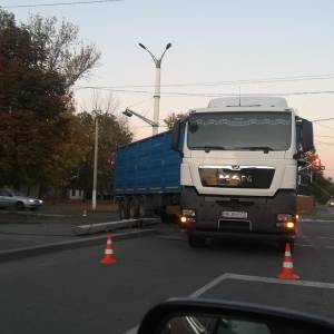 В Измаиле грузовой автомобиль на проспекте Суворова въехал в электроопору и повредил светофор (ФОТО)