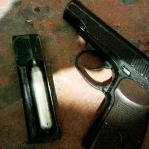 Полиция Измаила у мужчины изъяла наркотики и пистолет, который он купил в Интернете