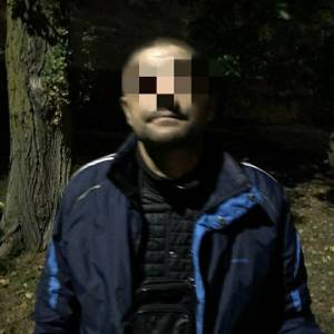 Нашел и оставил себе: в Измаиле патрульные задержали мужчину со свертком "травы" (ФОТО)