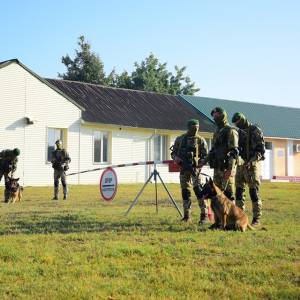 Измаильские пограничники показали детям военную технику и работу кинологов со служебными собаками