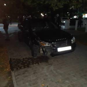 В Измаиле на проспекте Суворова ночью столкнулись два авто: от удара их отбросило на пешеходную зону (ФОТО)