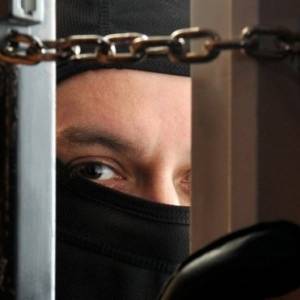 В Измаиле ночью двое мужчин ворвались в квартиру, избили хозяина  и завладели деньгами