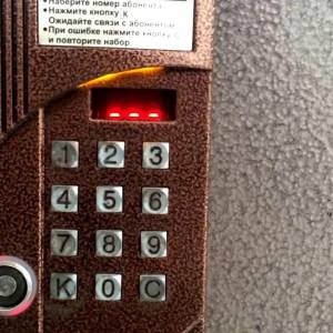 Измаил: домофоны в подъездах заработают в ближайшее время. " Жилсервис" дал бизнесмену, устанавливающему оборудование, три месяца, что бы узаконить свою деятельность (ФОТО)